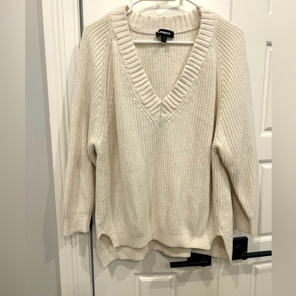 Express Deep V Forest Ivory Sweater Size Medium Petite - Picture 1 of 4